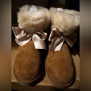 GITA BOW UGGS, SIZE 8